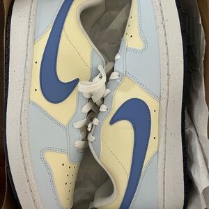 Nike court boroughwlow redraft. 7y. Light blue, off-white